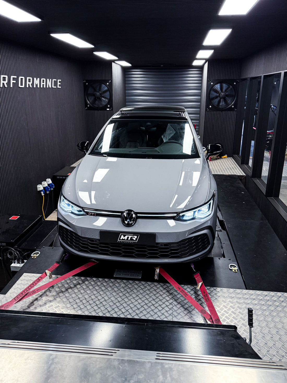 2021 MK8 GTI met Milltek Sport downpipe & Akrapovic catback