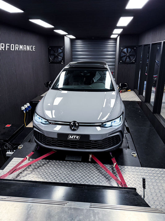 2021 MK8 GTI met Milltek Sport downpipe & Akrapovic catback